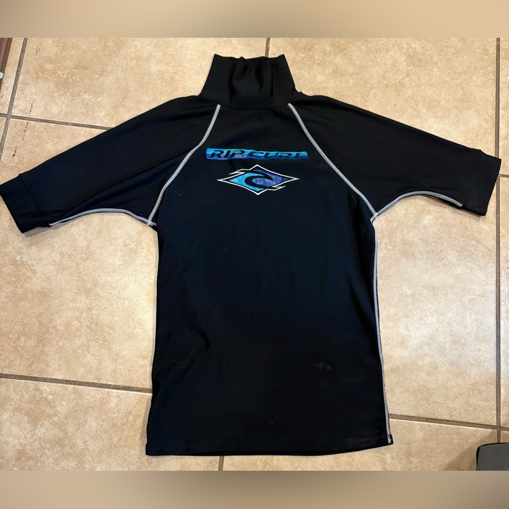 Rip Curl Short Sleeve Rash Guard. Size: Large